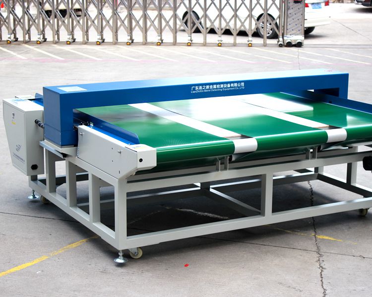 1561343499858261.jpg 1.8米寬幅檢針機(jī)緬甸羽絨服使用現(xiàn)場(chǎng)2.jpg