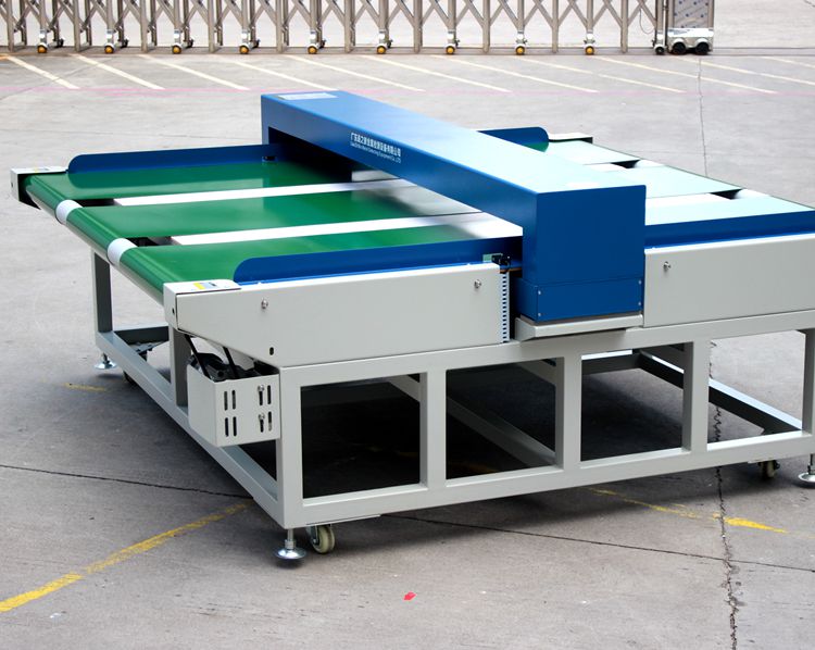 1561343506971003.jpg 1.8米寬幅檢針機(jī)緬甸羽絨服使用現(xiàn)場(chǎng)3.jpg