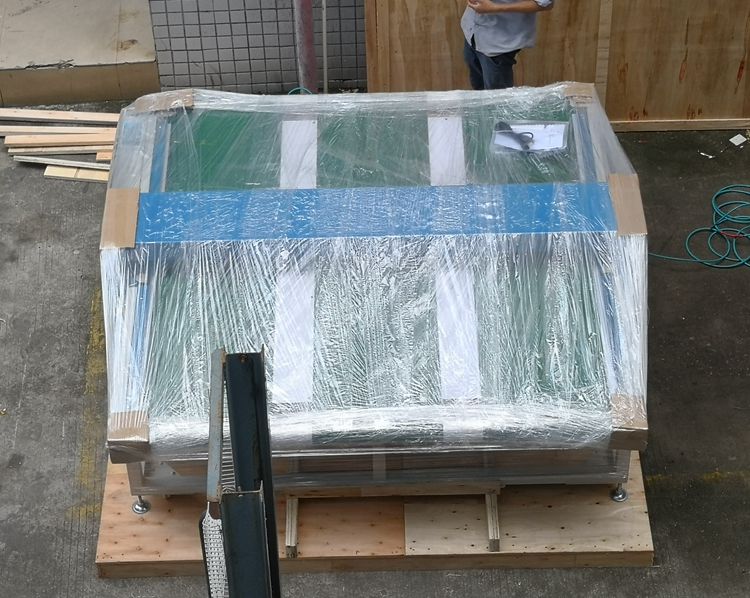 1561343519573826.jpg 1.8米寬幅檢針機(jī)緬甸羽絨服包裝現(xiàn)場(chǎng).jpg